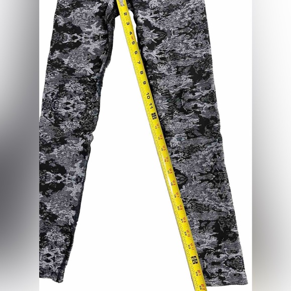 Women’s Best Camo Seamless Leggings Size Medium High-Waisted - Picture 8 of 11